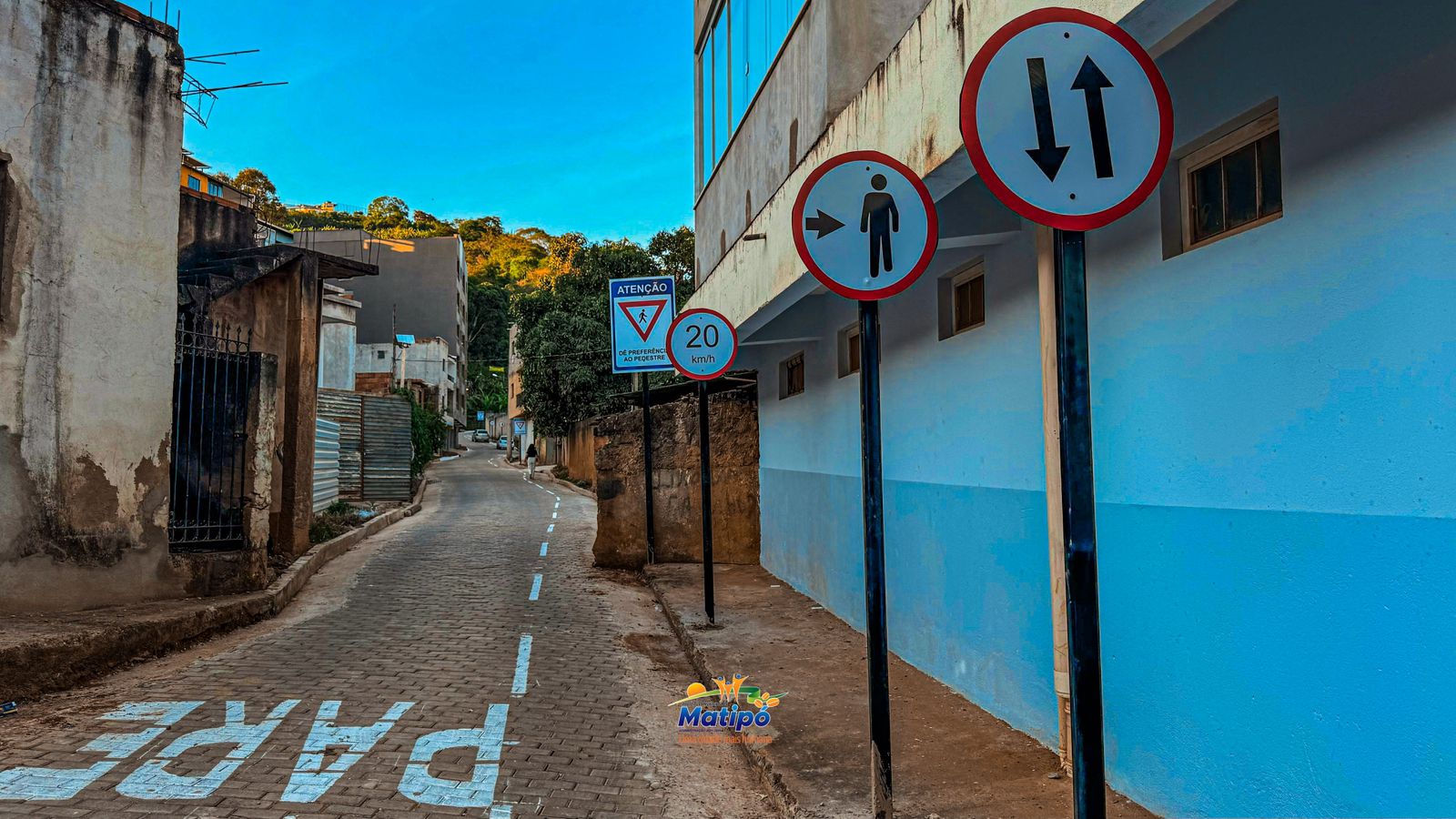 Prefeitura de Matipó realiza sinalizações com placas e pinturas na Rua Osmar Monteiro Gomes.