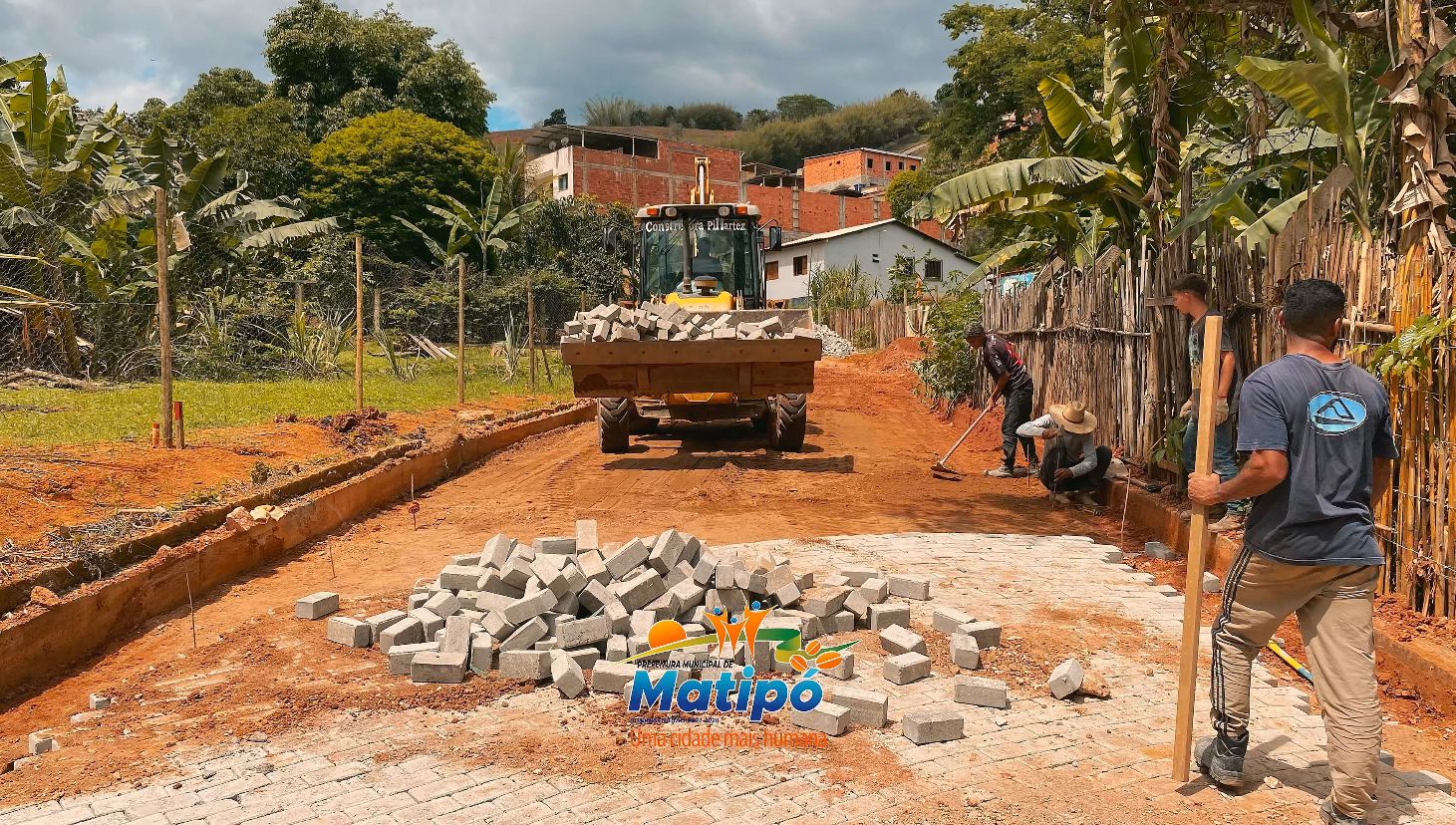 A Prefeitura Municipal de Matipó, através da Secretaria Municipal de Obras faz intervenção viária no perímetro urbano de Matipó, na Rua Osmar Monteiro - Centro, que já se encontra em estágio avançado.